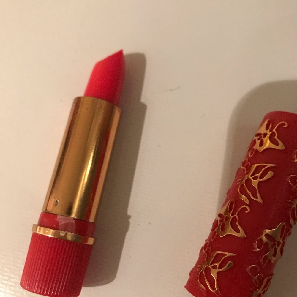 Long lasting Hydrating lipstick that changes color to pinkish